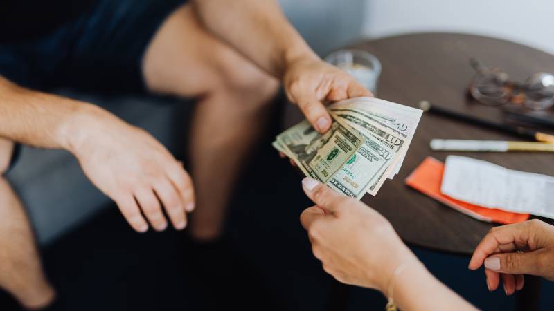 Mơ Thấy Người Cho Tiền Đánh Con Gì? Ghi Đề Sao Cho Chuẩn Xác 5 Tình huống trong mơ